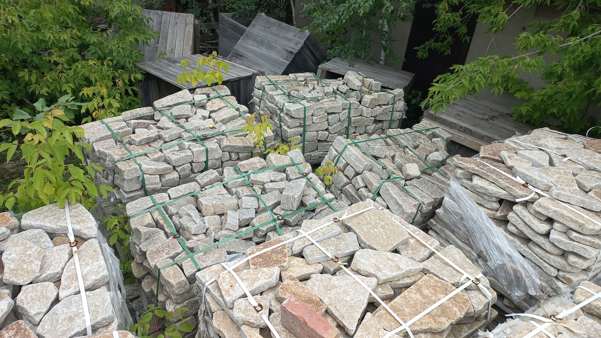 Плитняк галтованный гранитный для ландшафтного дизайна купить в Когалыме