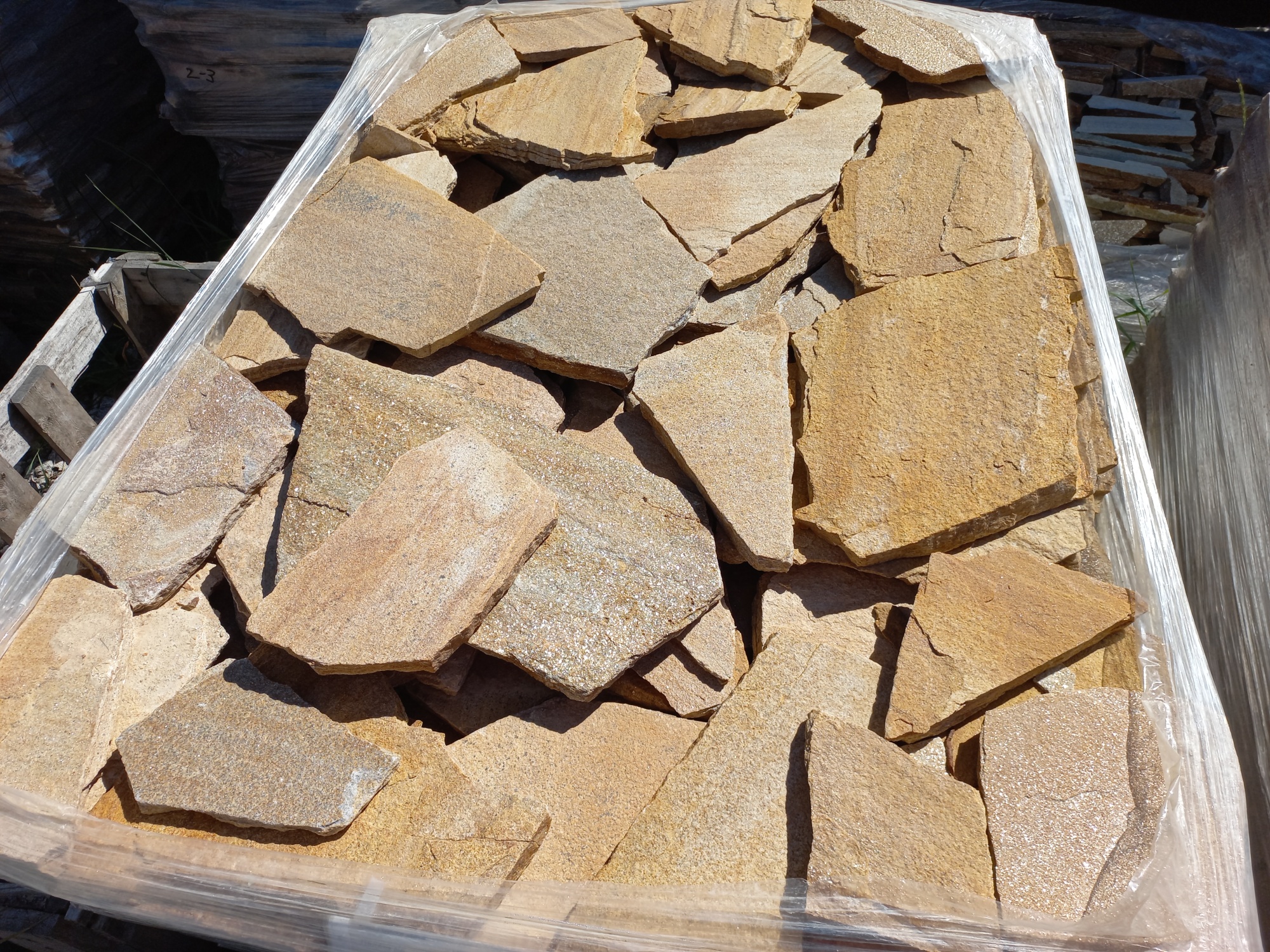 Плитняк златолит жёлтый золотистый для фасада 1,5-3см купить в Когалыме