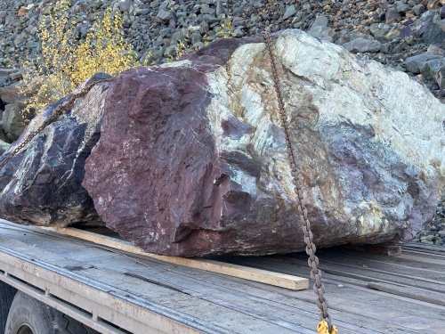 Огромные красно-фиолетовые валуны для ландшафтного дизайна весом более 5 тонн купить в Когалыме