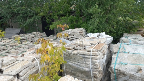 Плитняк галтованный гранитный для ландшафтного дизайна купить в Когалыме