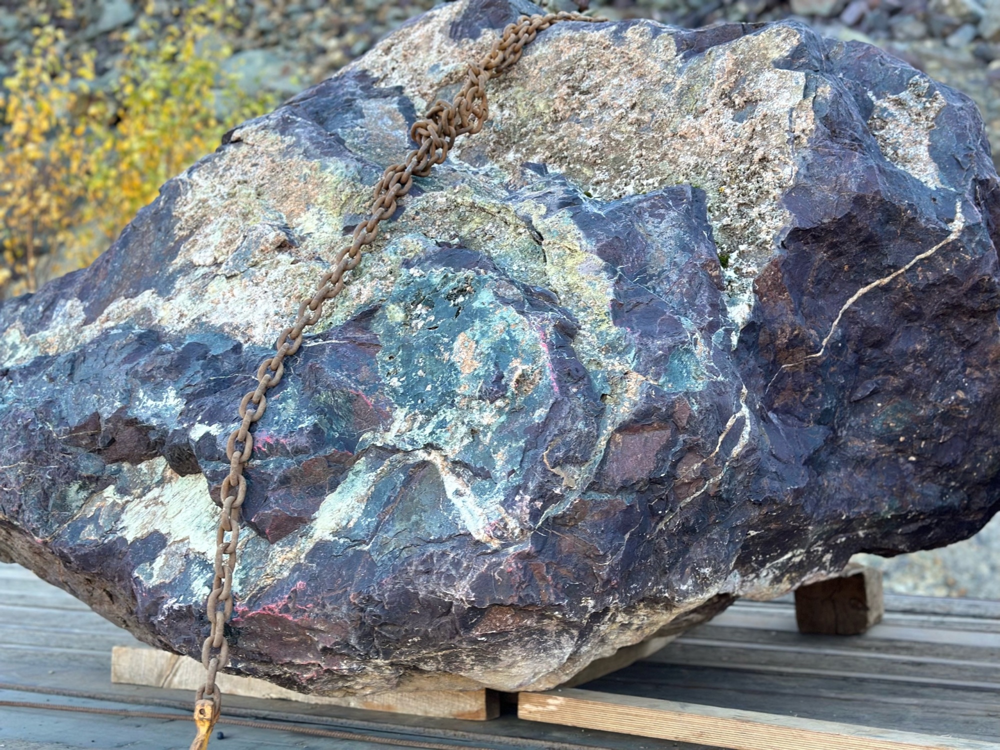 Огромные красно-фиолетовые валуны для ландшафтного дизайна весом более 5 тонн купить в Когалыме