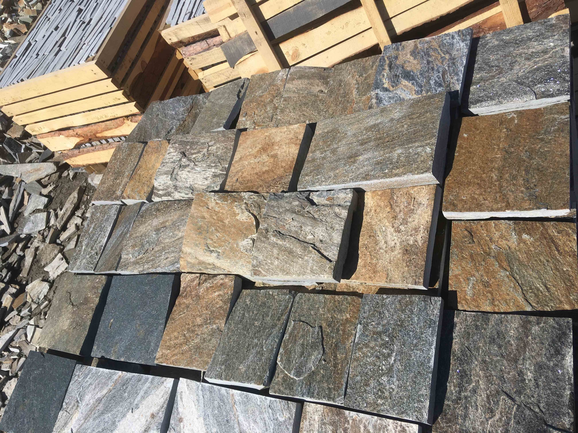 Плитка пилёная златолит Уральский для цоколя, отмостки купить в Когалыме