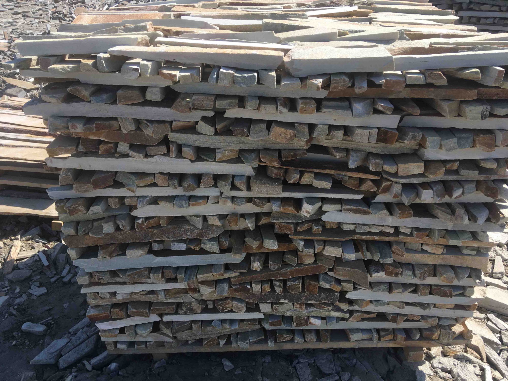 Горбушка златолит золотистый для облицовки купить в Когалыме