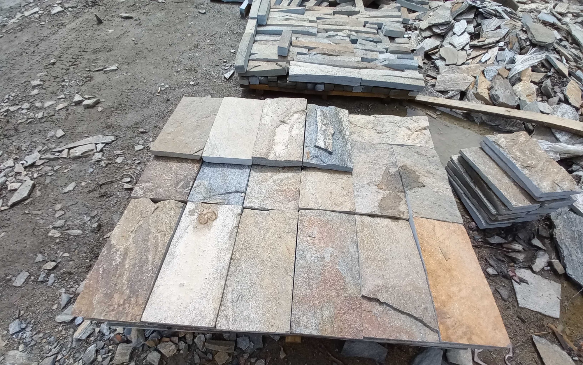 Плитка пилёная златолит Уральский для цоколя, отмостки купить в Когалыме