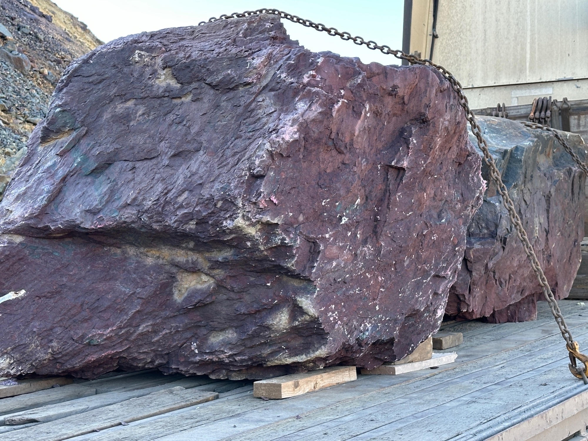 Огромные красно-фиолетовые валуны для ландшафтного дизайна весом более 5 тонн купить в Когалыме