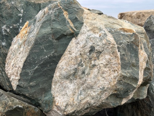 Гигантские зелёные валуны для ландшафтного дизайна весом более 5 тонн купить в Когалыме