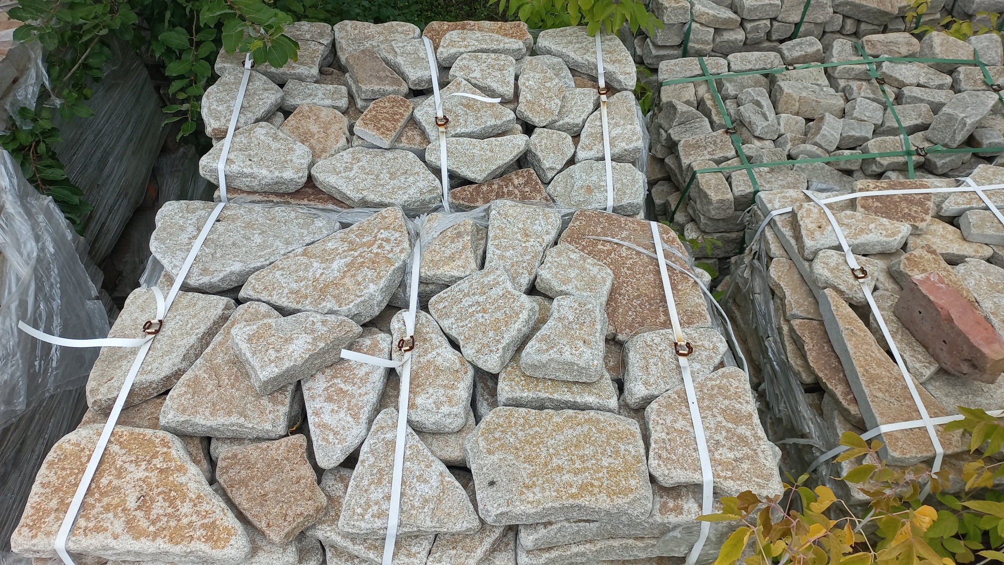 Гранитный плитняк галтованный для мощения купить в Когалыме