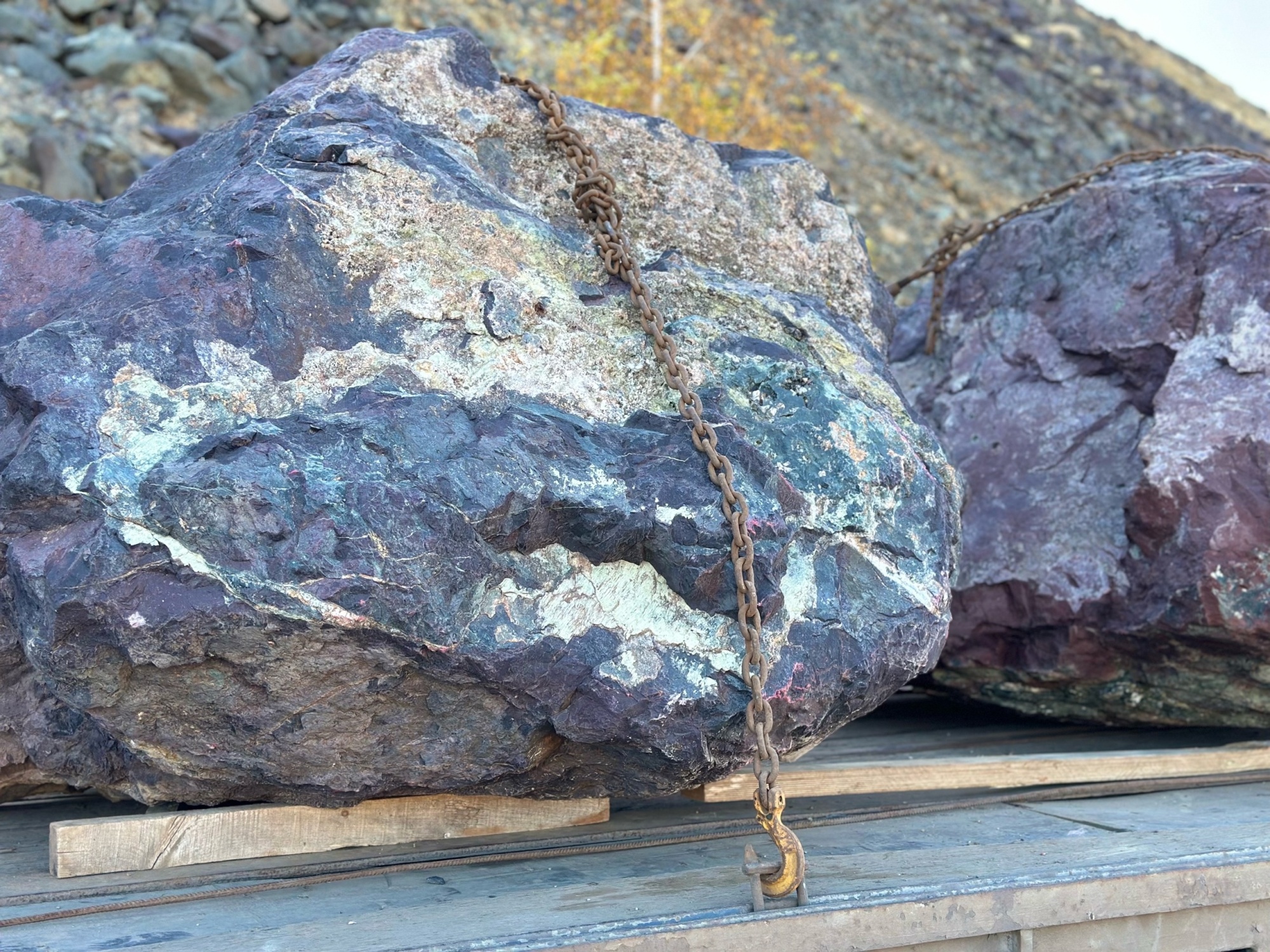 Огромные красно-фиолетовые валуны для ландшафтного дизайна весом более 5 тонн купить в Когалыме