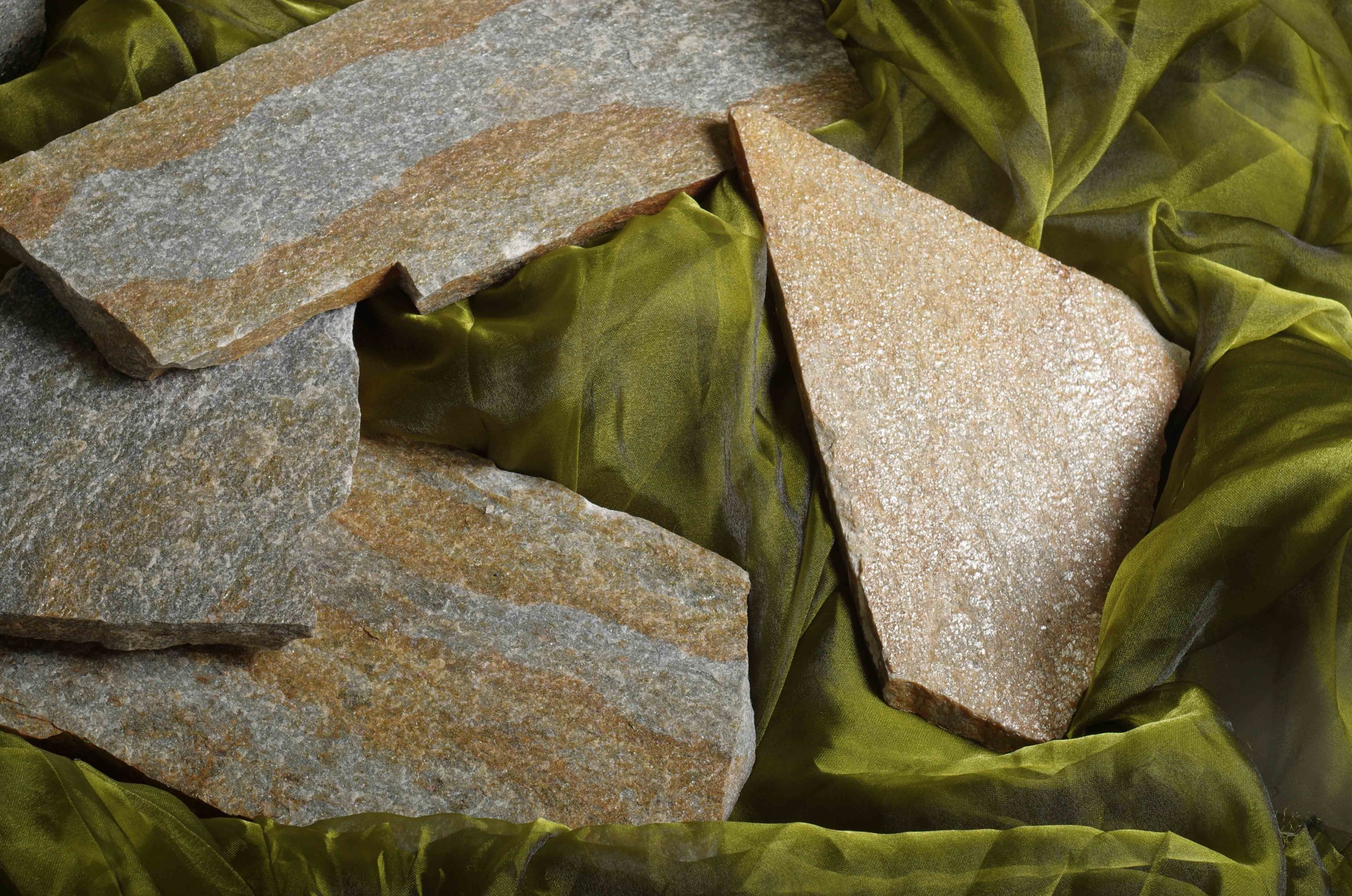 Плитняк златолит Уральский для цоколя, отмостки купить в Когалыме