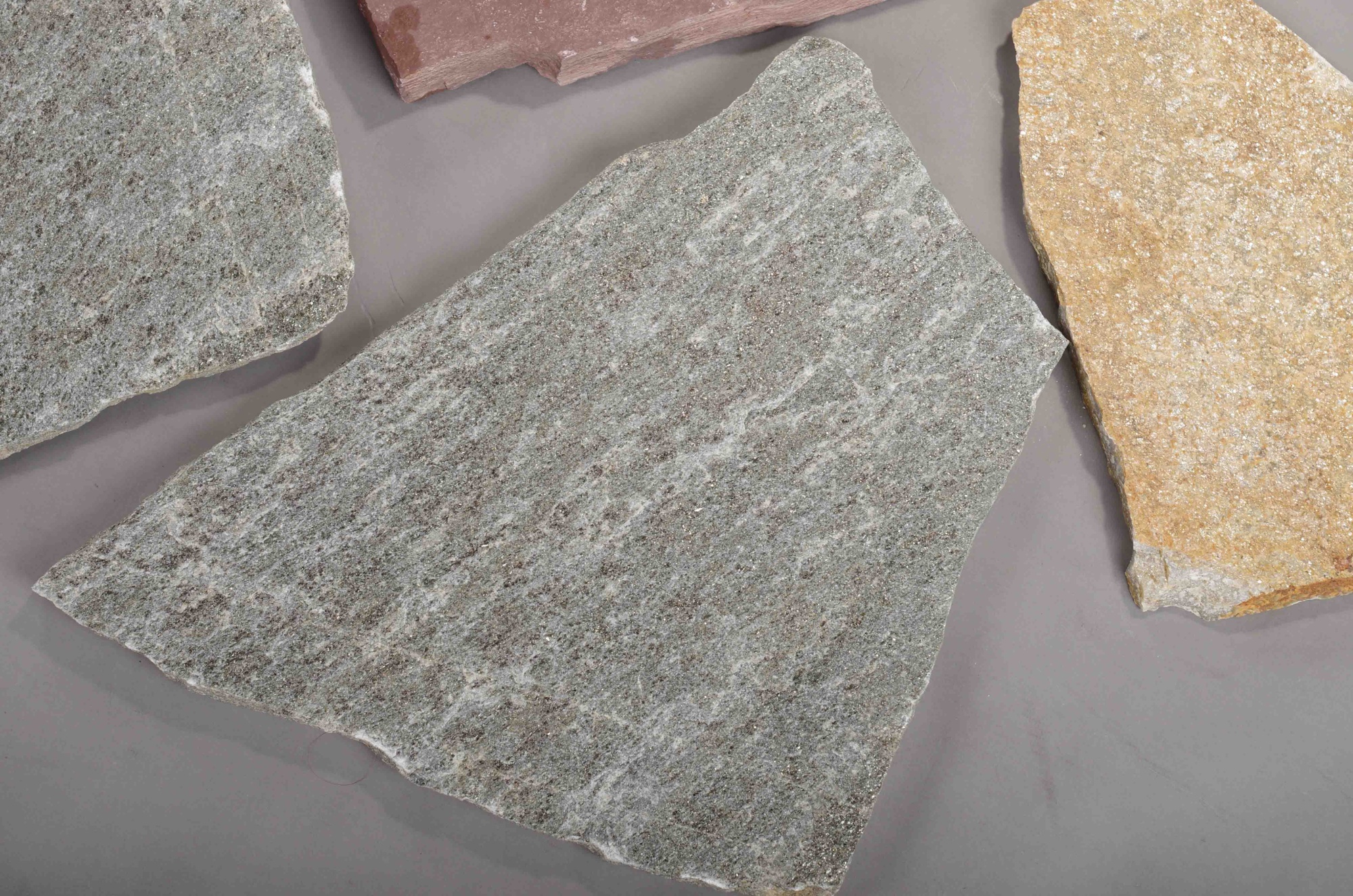 Плитняк златолит Уральский для цоколя, отмостки купить в Когалыме