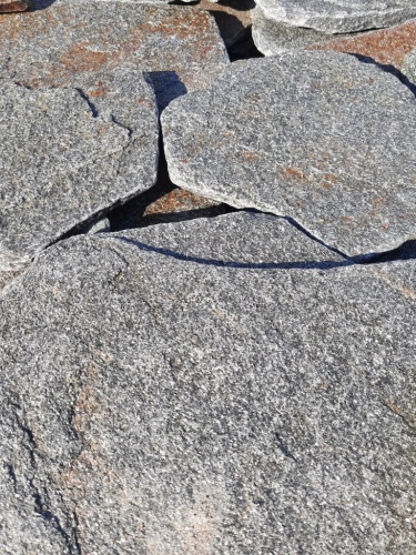 Златолит серебристый галтованный для цоколя купить в Когалыме